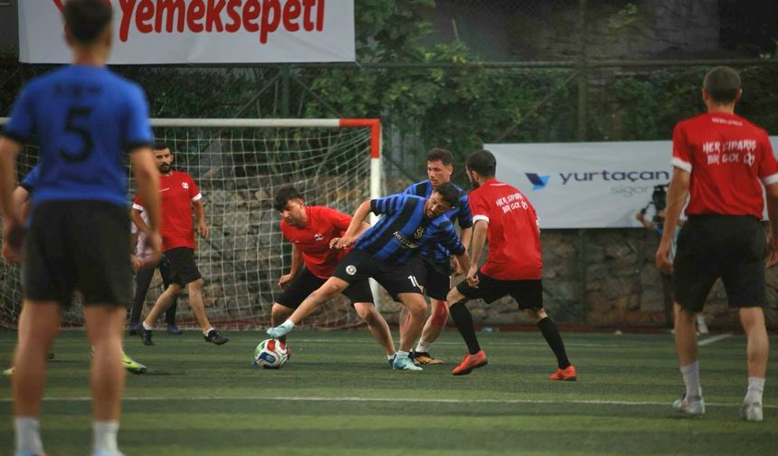 Yemeksepeti Express 25'inci Yıl Futbol Turnuvası'nın şampiyonu 'Saatte 3' takımı oldu