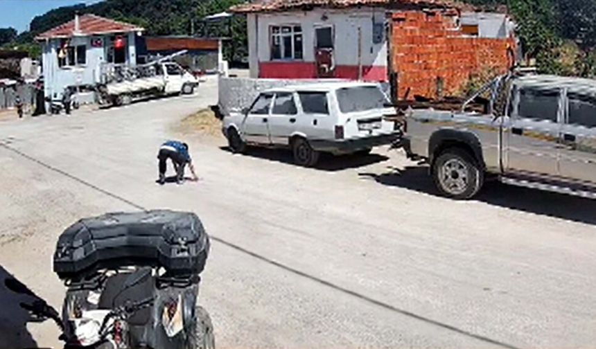 Yere düşen Atatürk portresini öpüp kaldırdı; o anlar kamerada