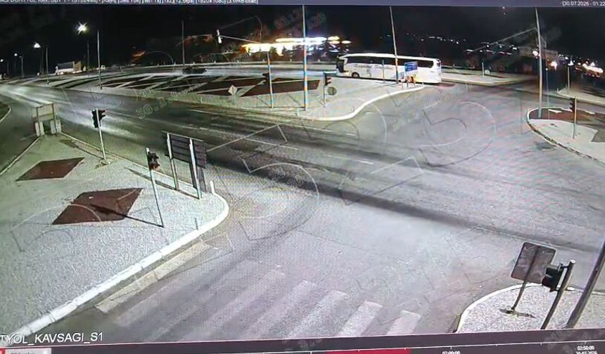 Yolcu otobüsüyle otomobil kavşakta çarpıştı: 1 ölü, 1 ağır yaralı