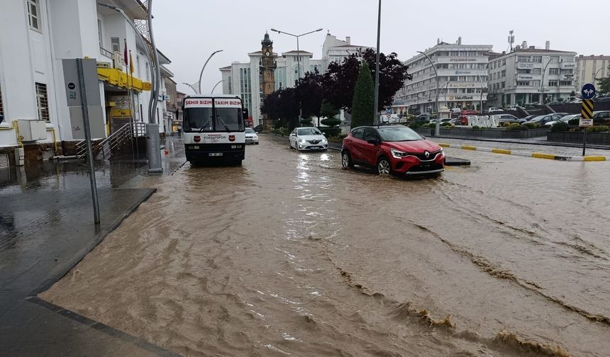 Yozgat'ta sağanak; cadde ve sokaklar göle döndü