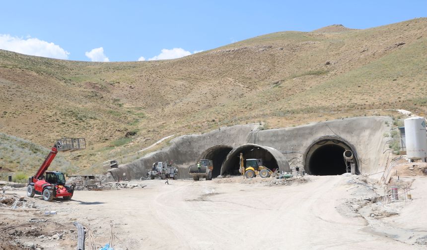 Yüksekova'da 4 bin 566 metrelik T2 tüneli hızla tamamlanıyor