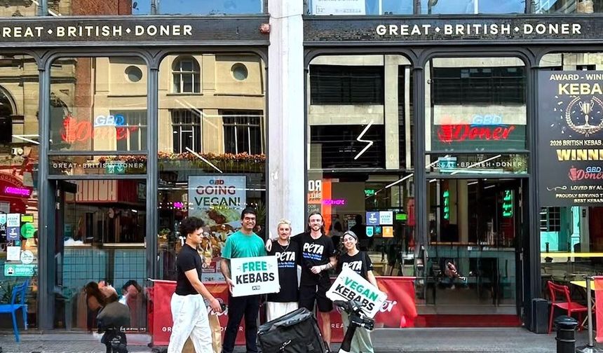 Dünya Kebap Günü'nde Manchester'da Yüzlerce Ücretsiz Vegan Kebap Dağıtıldı
