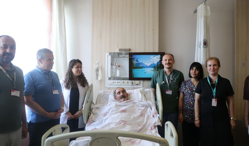 Acil servisteki hastanın duran kalbi, kalp masajıyla yeniden çalıştırıldı
