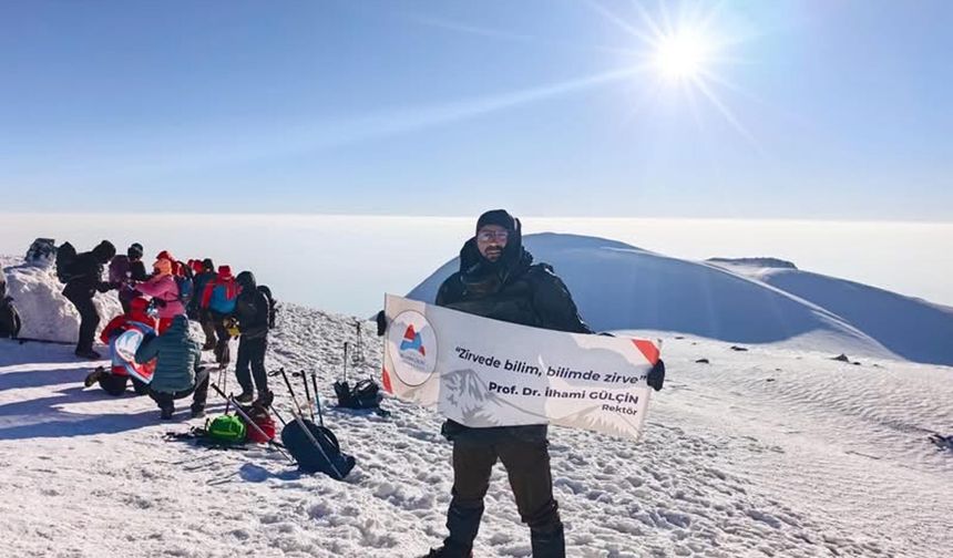 Ağrı Dağı'nın zirvesinde AİÇÜ'nün akademik yılı mesajını okudular