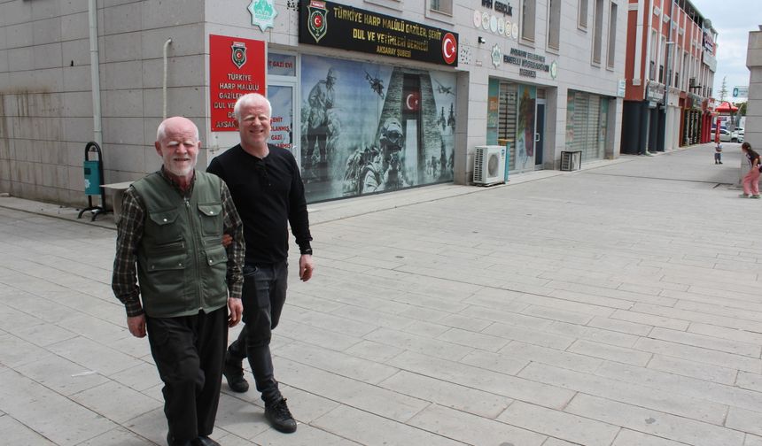 Ailesinin geçimi, babası ve kardeşi gibi kendisi de albino olan Gökhan'a emanet