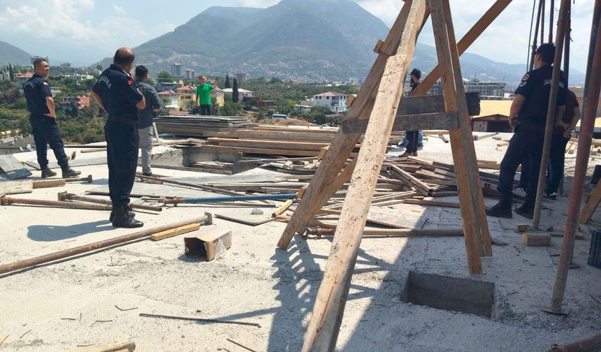 Alanya'da eşini ve kayınvalidesini bıçaklayan şüpheli adliyede