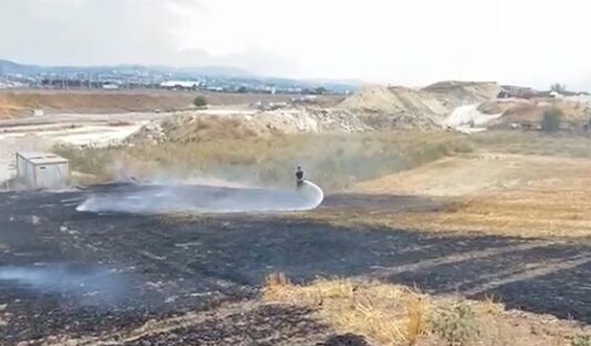 Anız yangını, ormana sıçramadan kontrol altına alındı