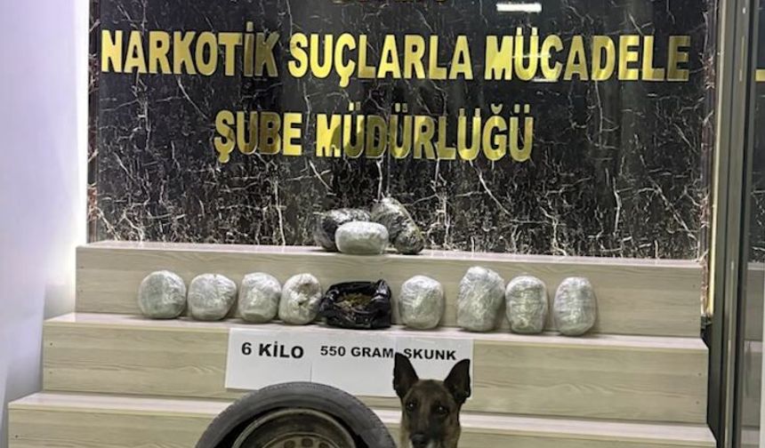 Araç stepnesinde 6,5 kilo uyuşturucu ele geçirildi; 2 tutuklama