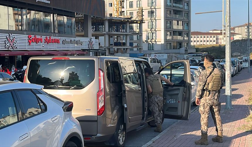 Aranan şüpheli kaçmak isterken merdivenden düşerek yaralandı