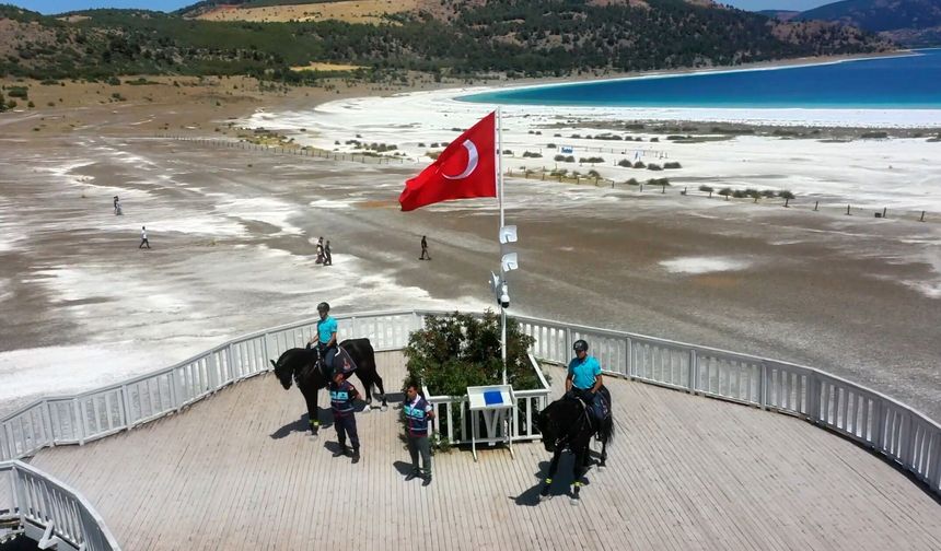 Atlı jandarmalar Salda Gölü'nde devriyede