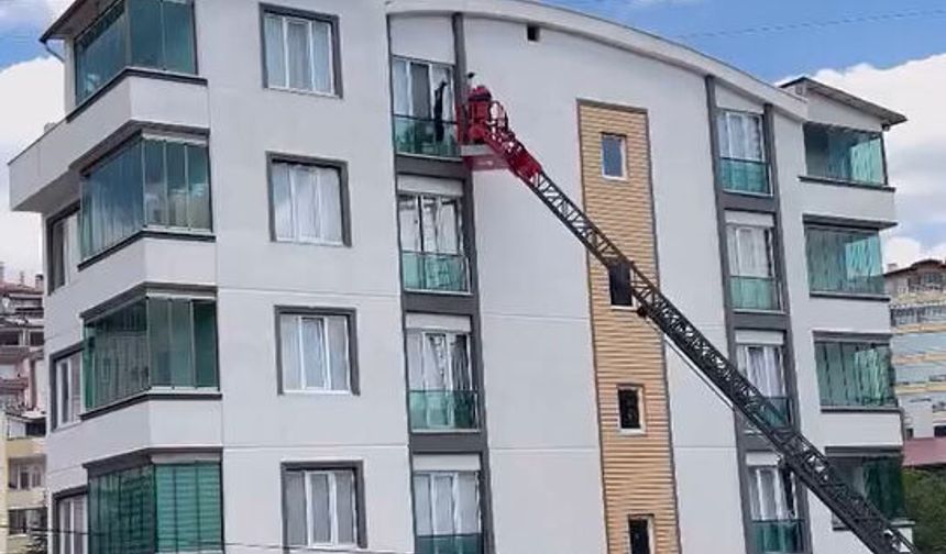Balkon korkuluğuna sıkışan güvercini itfaiyeciler kurtardı