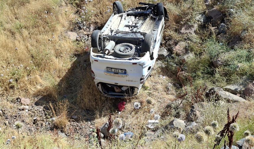 Bingöl'de hafif ticari araç şarampole devrildi: 1'i ağır, 6 yaralı
