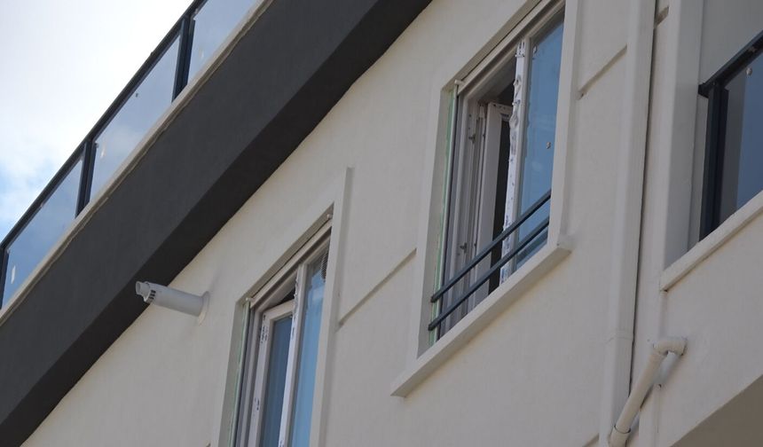 Cam silerken 3'üncü kattan düşüp ağır yaralandı