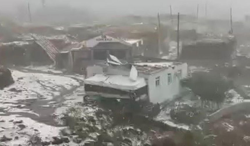 Çıldır'da şiddetli dolu ve fırtına: 20'den fazla evin çatısı uçtu
