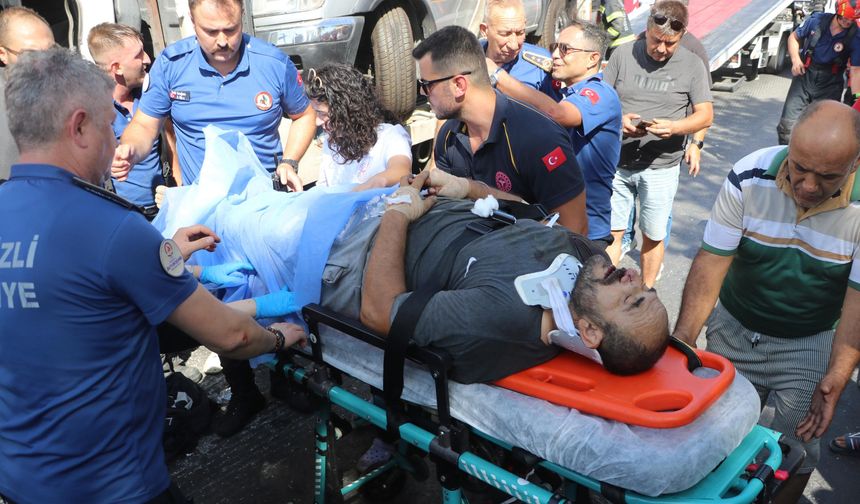 Denizli'de çekicisi ile kamyonet çarpıştı; 2 yaralı