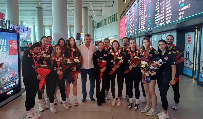 Dünya ikincisi U17 Voleybol Milli Takımı'na havalimanında çiçekli karşılama