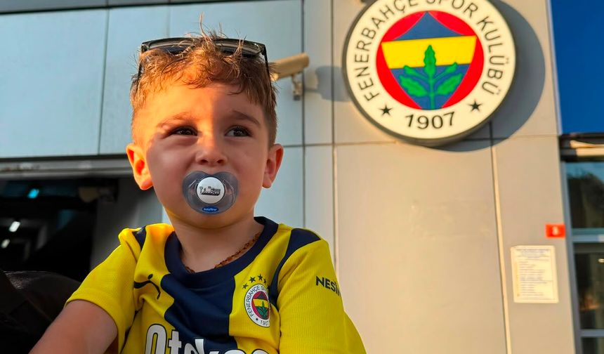 Forması çıkartılmaya çalışılan minik Fenerbahçeli taraftar, Kadıköy'de