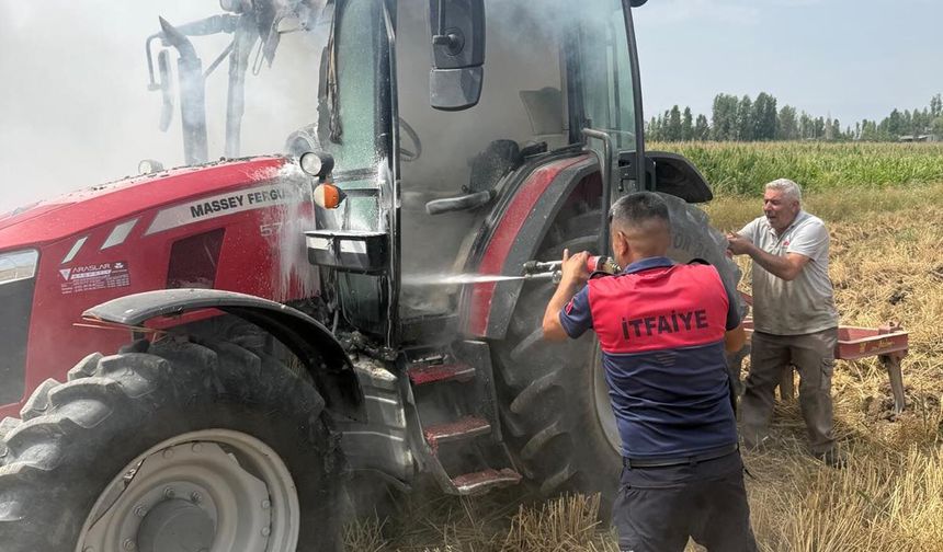 Iğdır'da tarlasını sürerken traktörü yandı