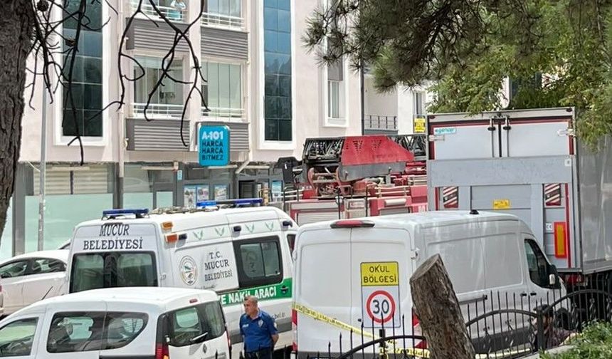Kamyondan malzeme indirilirken hidrolik rampanın altında kalıp öldü