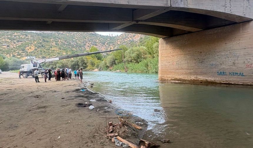Kazada savrulan bariyer parçaları, ailesiyle piknik yapan çocuğa isabet etti