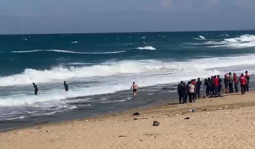Kırklareli'de denizde boğulma tehlikesi geçiren 3 kişinin kurtarıldığı anlar kamerada (2)