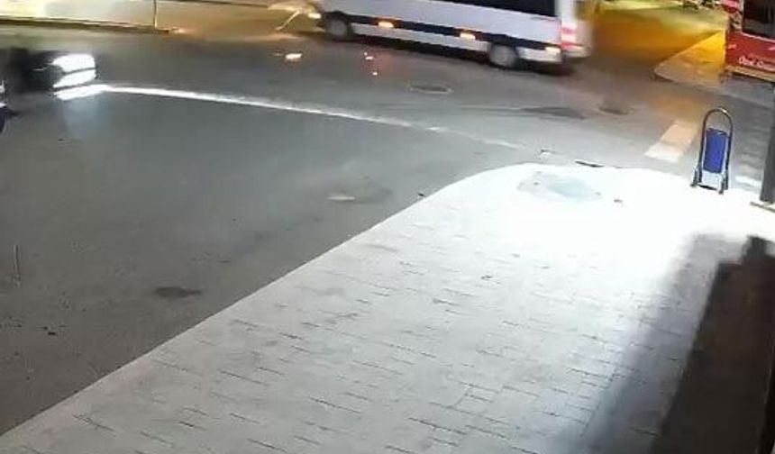 Minibüsün motosiklete çarptığı kaza kamerada