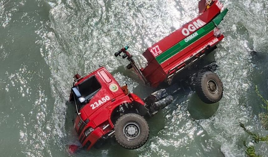 Orman yangınına giden arazöz Zap Suyu'na uçtu: 3 yaralı