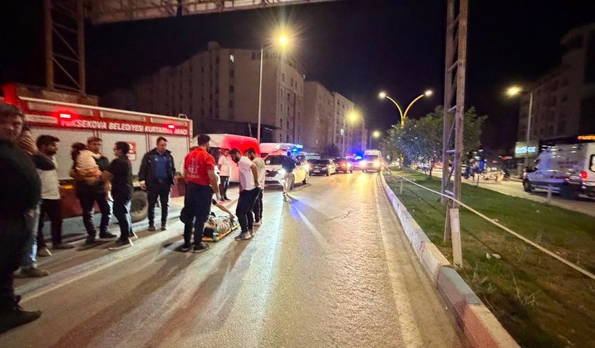 Otomobil, park halindeki 2 araca çarpıp devrildi; 4 yaralı