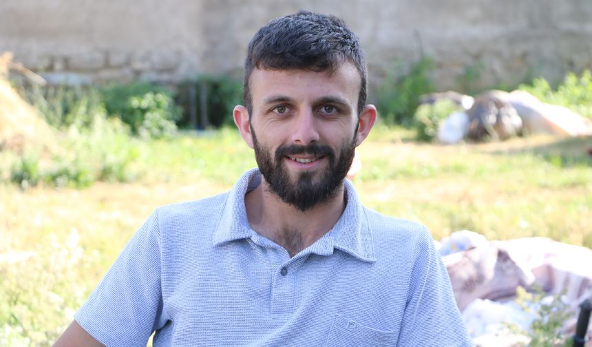 Sıcaktan bunalan çocuklar, brandayla oluşturulan havuzda serinliyor