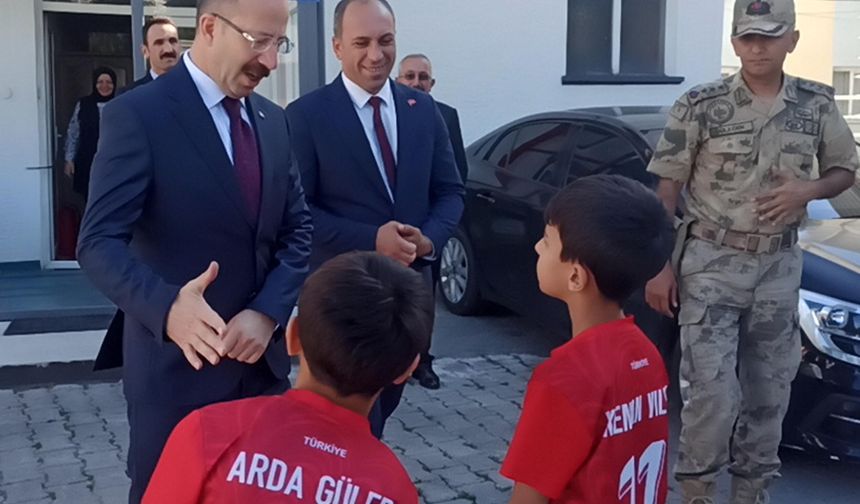 'Stadın ışıkları yanmıyor' diyen çocuklara validen esprili yanıt