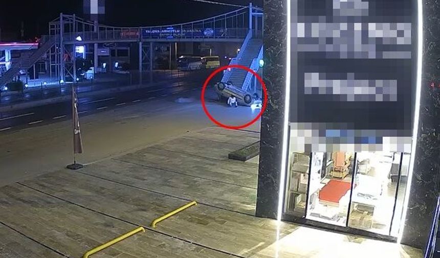 Takla atan otomobil, üst geçidin merdivenlerine çarptı; 2 yaralı