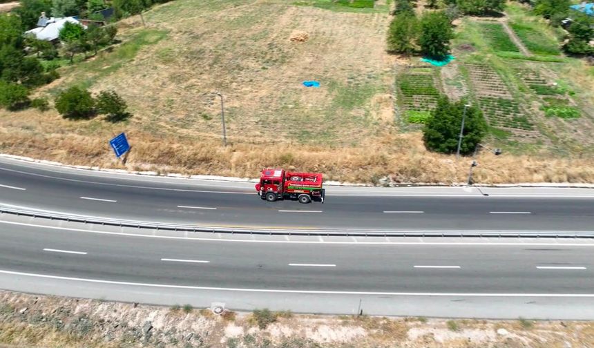 Tunceli'de ot yangını; alevlerin ormana sıçramaması için seferber oldular