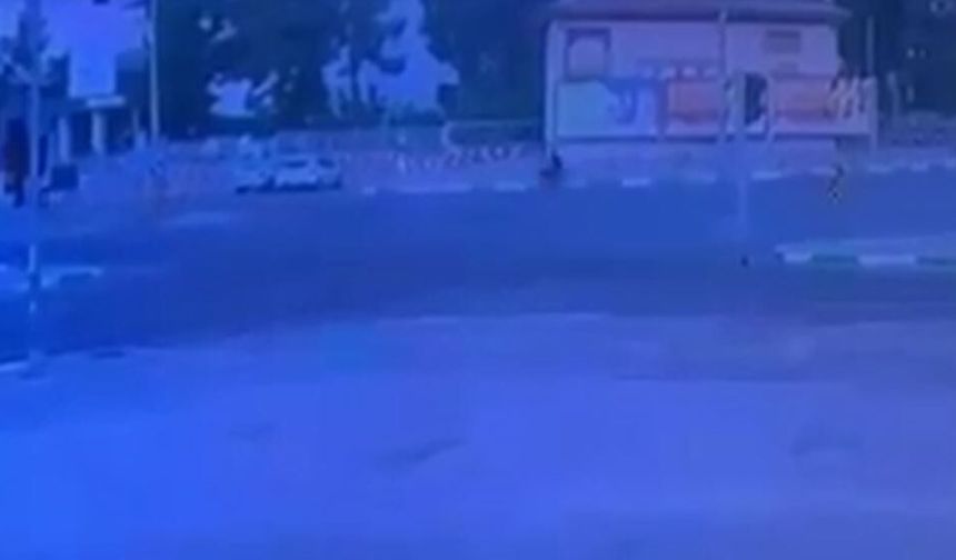 Ağaca çarpan motosikletin sürücüsü öldü; kaza kamerada
