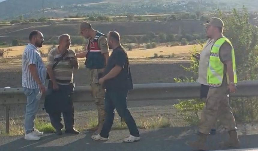 Asfalt makinesi yüklü TIR alev alev yandı; yol 1,5 saat ulaşıma kapandı