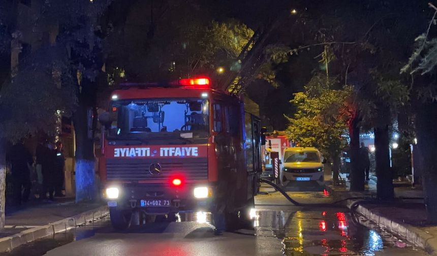 Bakırköy'de kentsel dönüşüm nedeniyle boşaltılan binanın çatısı alev alev yandı