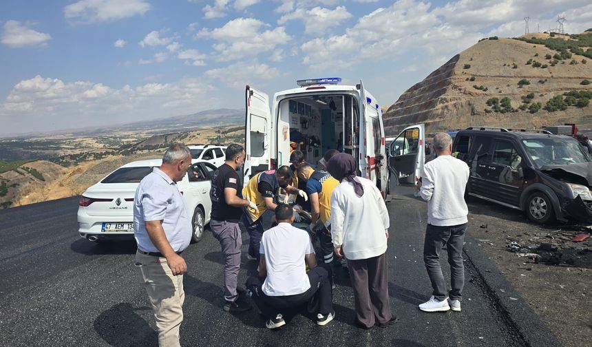 Bingöl'de hafif ticari araç ile otomobil çarpıştı: 6 yaralı