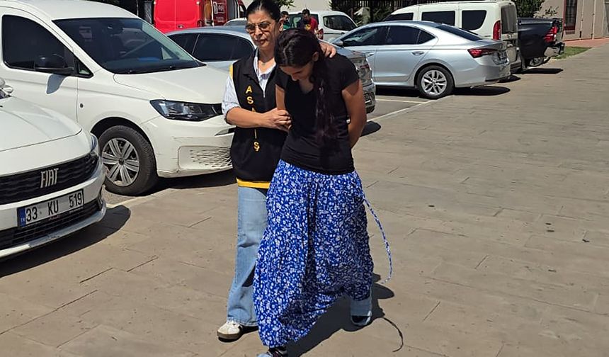 Camiye namaza gelen kadının çantasındaki altınları çaldılar