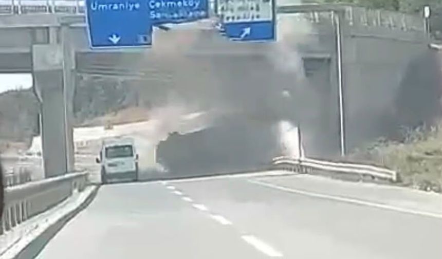 Çekmeköy'de hafriyat kamyonunun dorsesi üst geçide çarptı