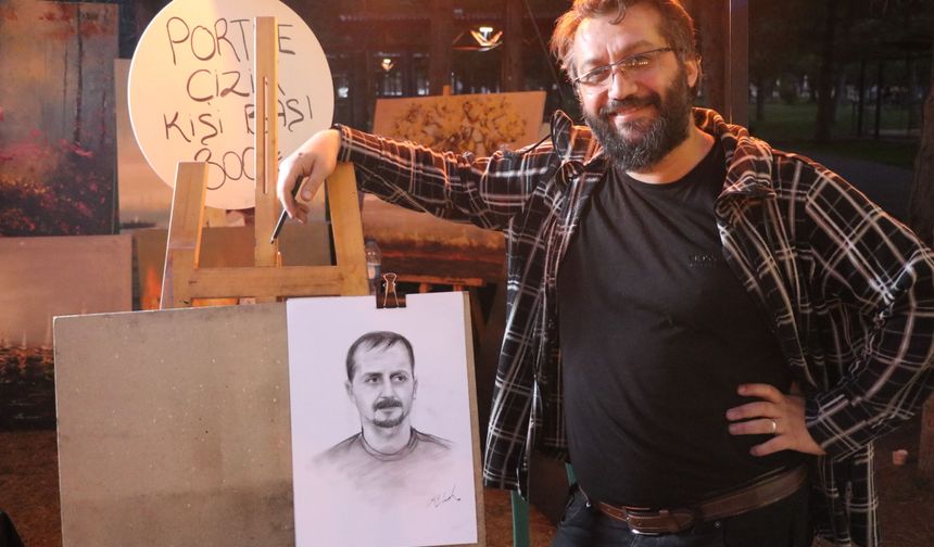 Çocukken izlediği ressam Bob Ross'dan etkilendi, canlı model portre sanatçısı oldu