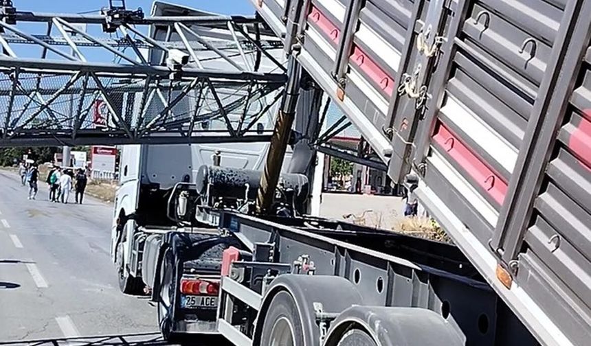 Damperi açık TIR, EDS direğini devirdi