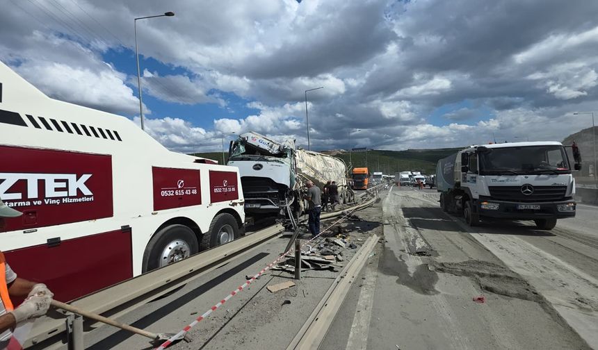 Devrilen beton mikserinin sürücüsü yaralandı