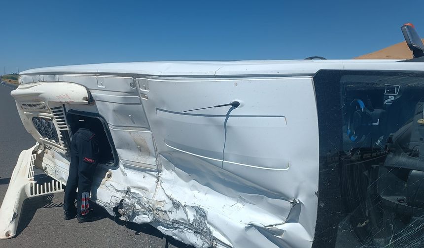 Devrilen minibüsteki 13 öğrenci yaralandı