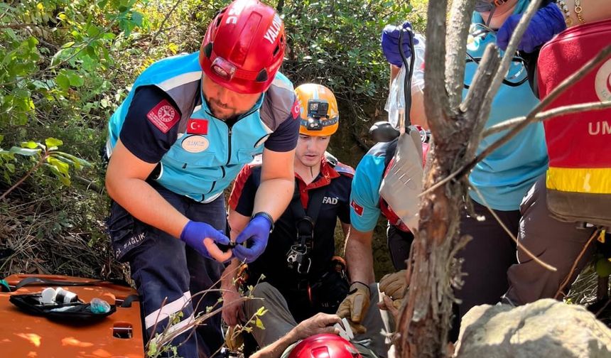Doğa yürüyüşü sırasında 7 metre çukura düşerek yaralandı