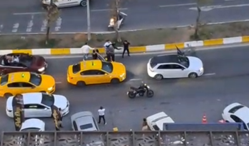 Esenyurt'ta trafikteki 2 sürücünün kavgası kamerada