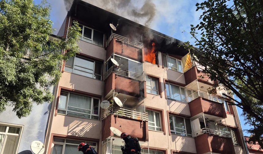 Evde çıkan yangında anne ve 2 çocuğu dumandan etkilendi