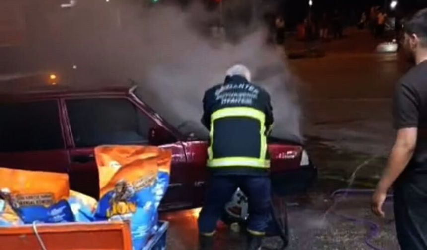 Gaziantep'te kırmızı ışıkta bekleyen otomobil yandı