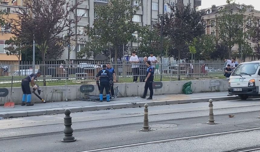 Güngören'de kaldırıma çıkan otomobil durakta bekleyen yayalara çarptı: 2'si ağır 4 yaralı