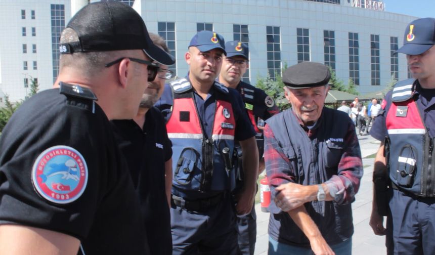 Hastane çıkışında çiftin otomobili yandı, güvenlik görevlileri alevleri söndürdü
