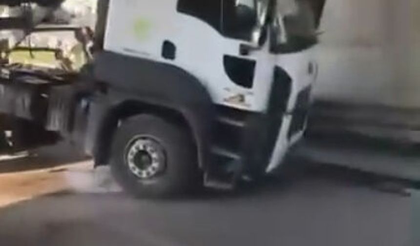Kamyonun açılan damperi, köprüye takıldı