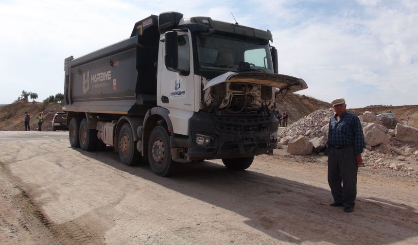 Kilis'te hafif ticari araç ile hafriyat kamyonu çarpıştı; 3 ağır yaralı